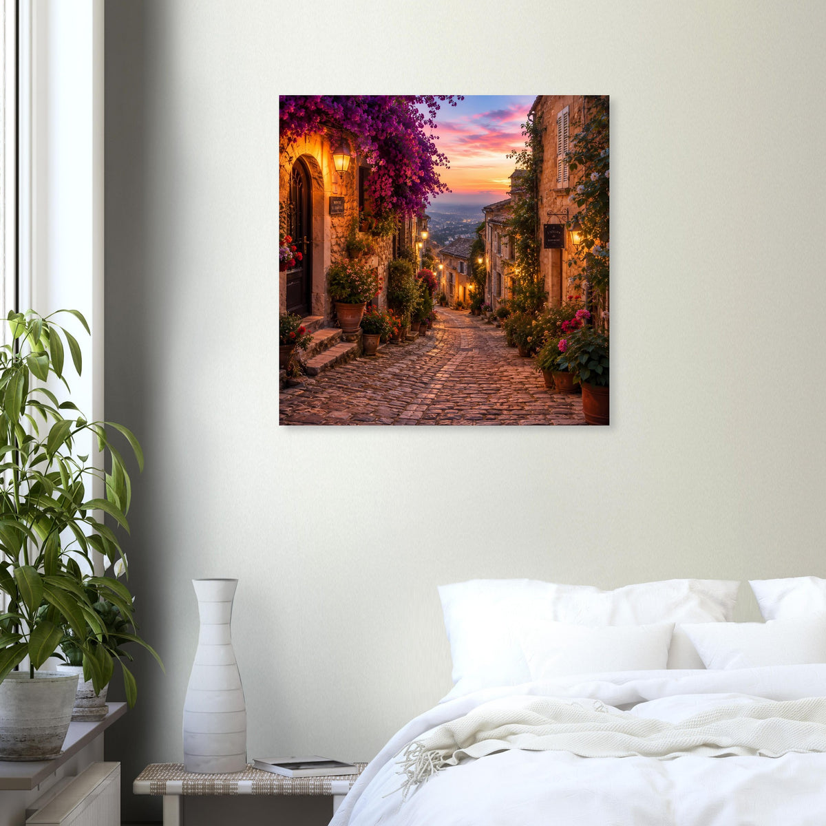 Romantisches Dorfstraßen-Poster mit Abendhimmel, schmaler Gasse und Blumen am Weg