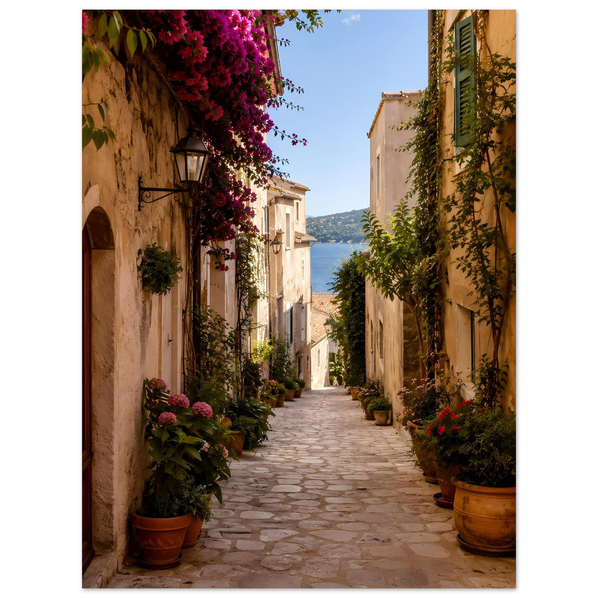 Vertikales Poster: mediterrane Gasse mit lila Blüten, grünen Pflanzen und Häuserfronten
