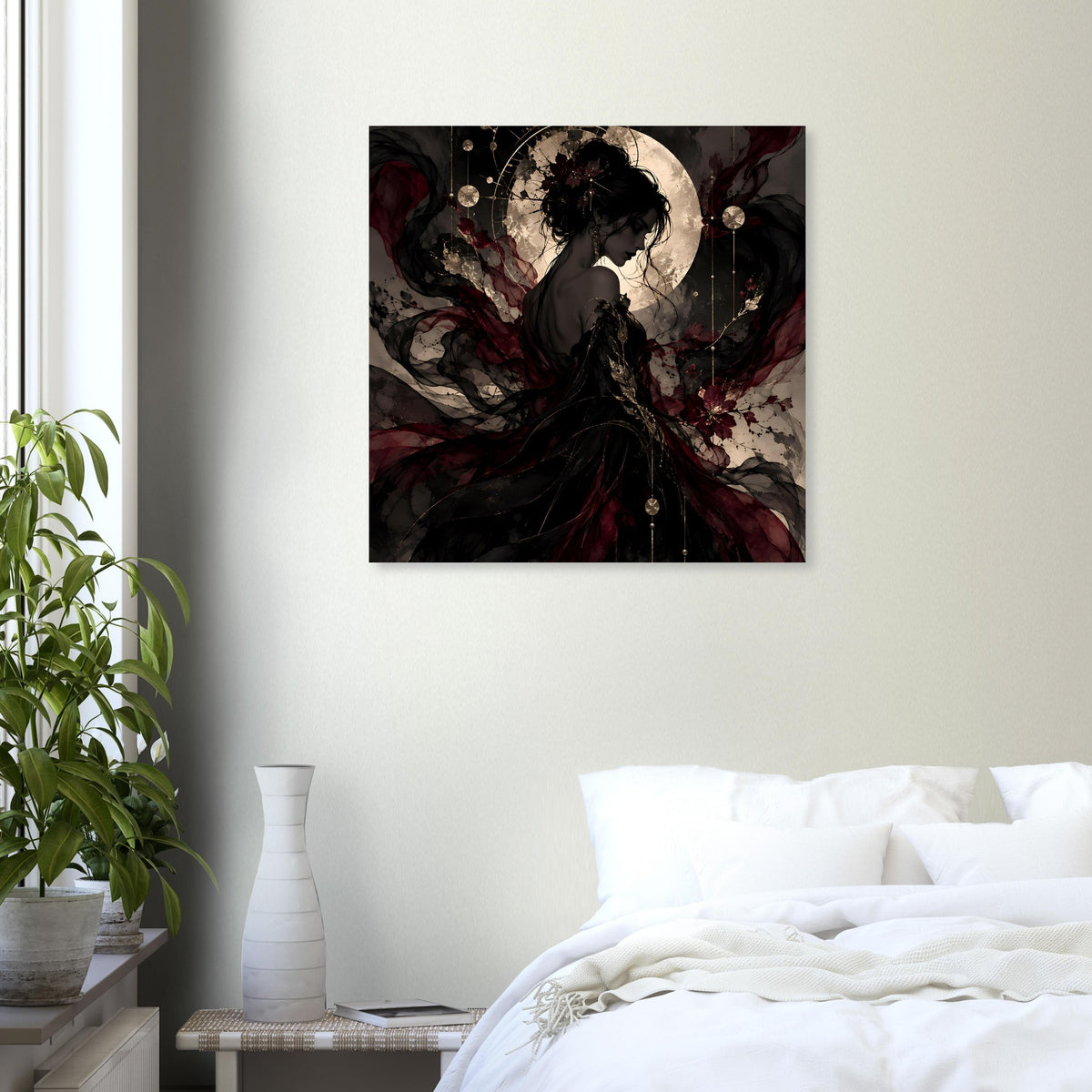 Quadratisches Poster: Frauensilhouette unter Mondschein mit dunklen Burgunderroten Mustern