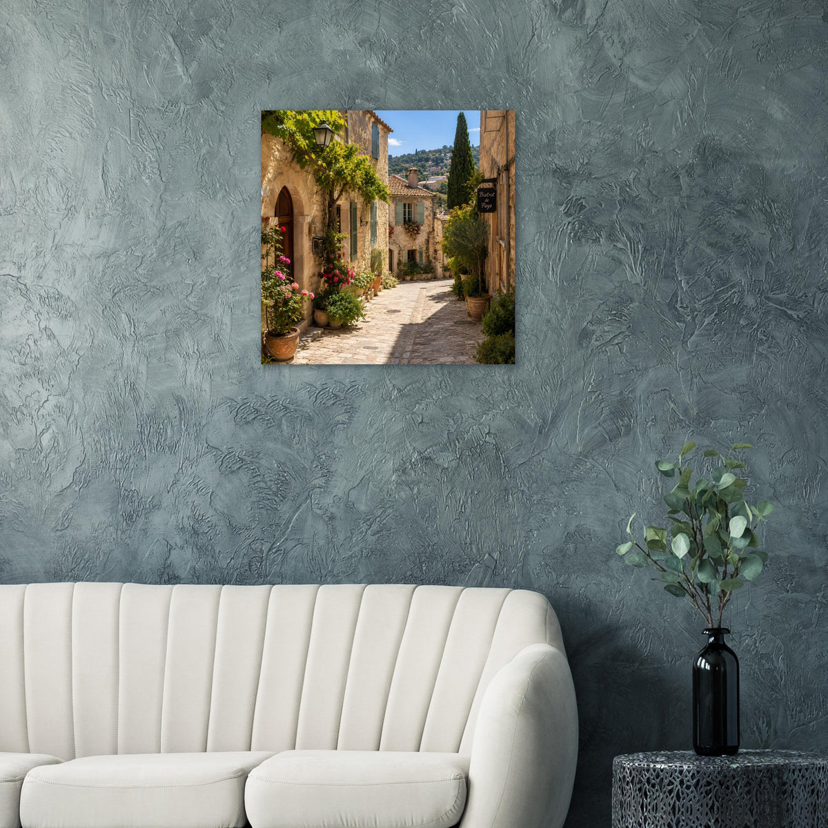Poster im Rahmen: sonnige Provence-Gasse mit Natursteinhäusern, Blumen und Grünpflanzen