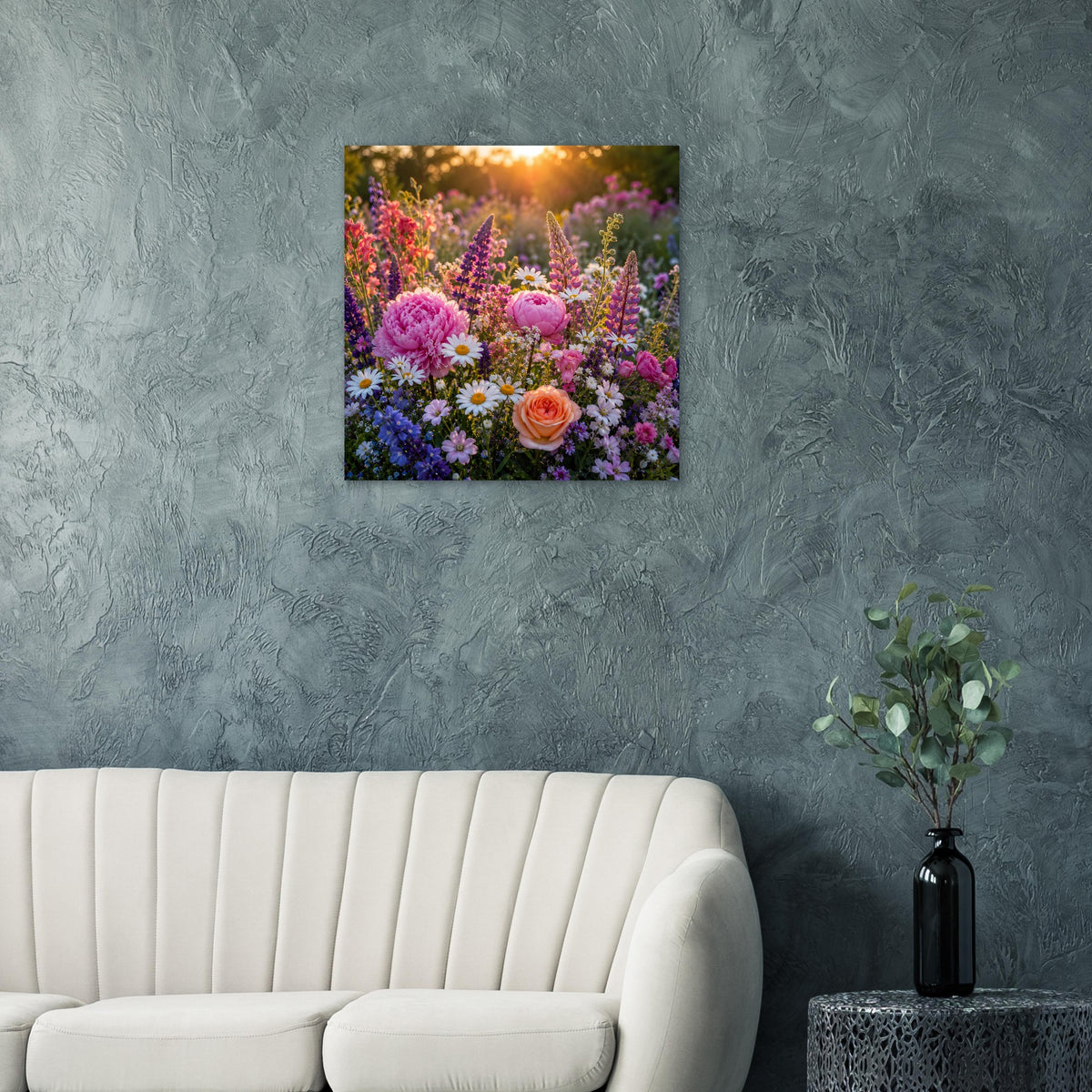 Quadratisches Poster mit Blumenfeld-Motiv und schwarzem Rahmen, viele violette und rosa Blüten