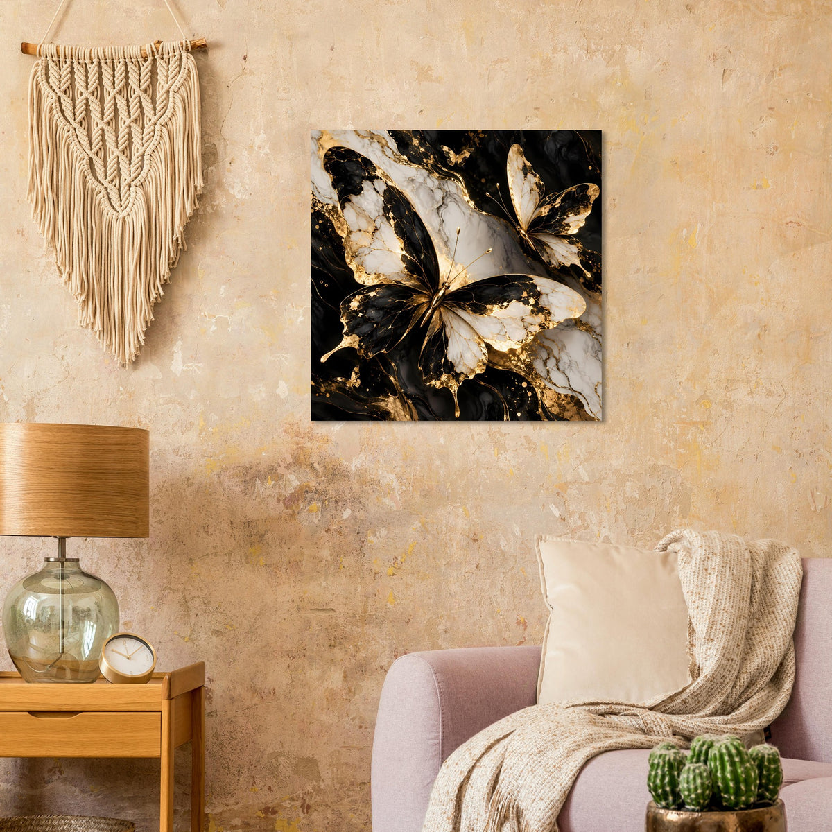 Quadratisches Poster mit schwarzem Schmetterling, goldenen Linien und beigen Flügeladern