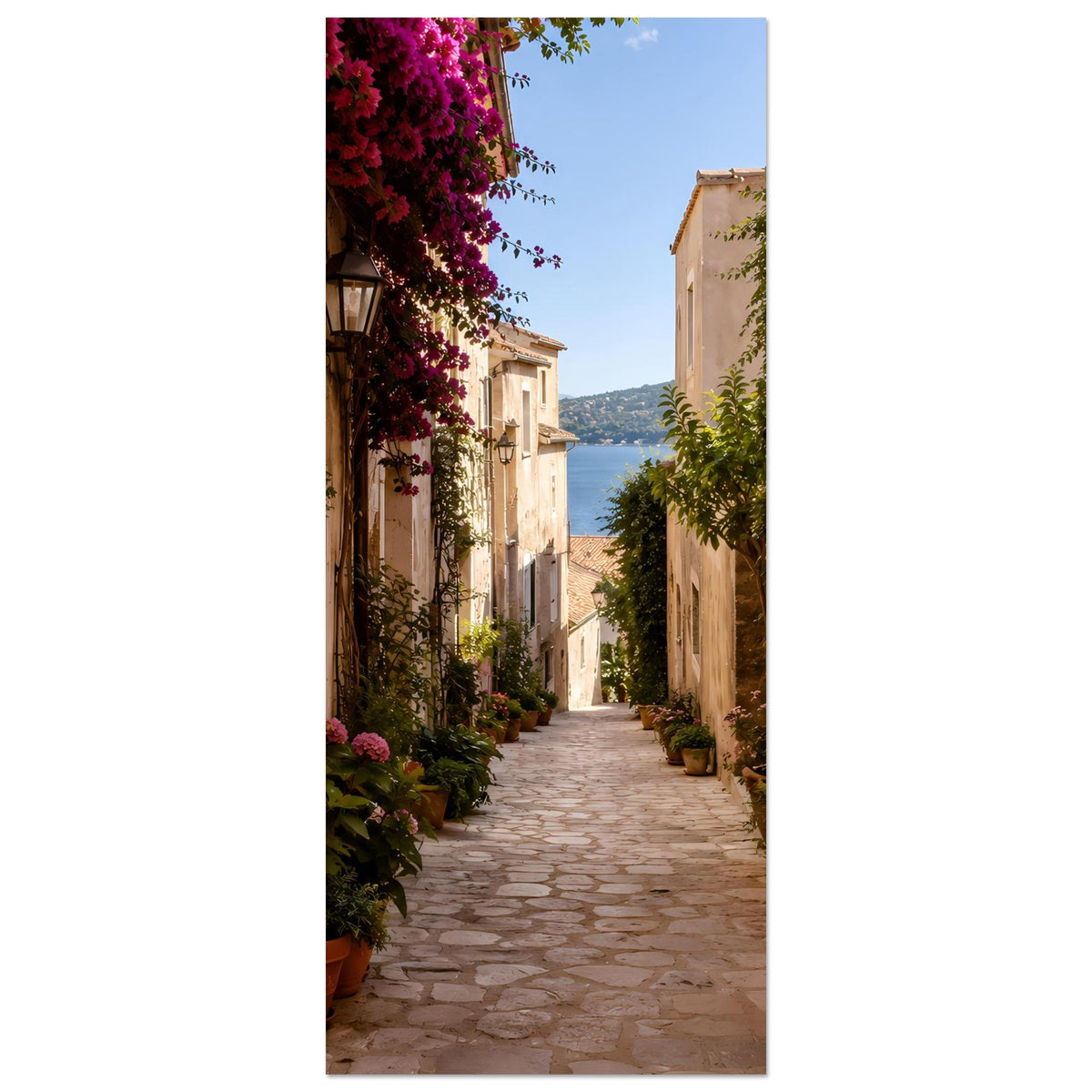 Vertikales Poster mit Gasse zwischen Häusern, Rankpflanzen und violetten Blüten