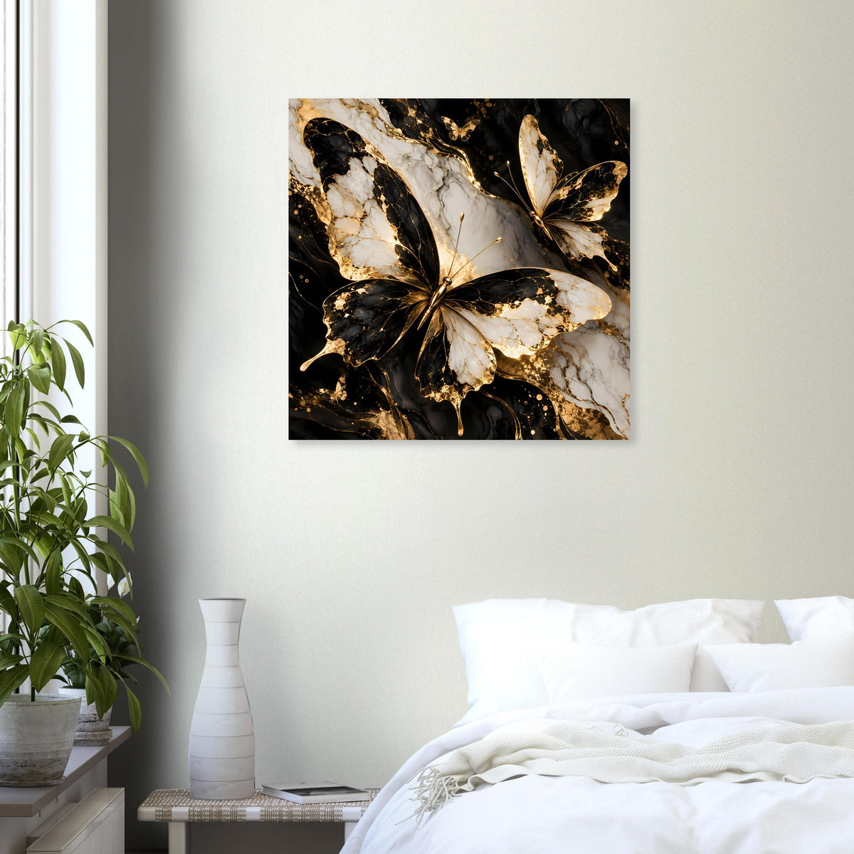 Quadratisches Naturposter: Schmetterling in Schwarz mit goldenen Akzenten auf Beigeflächen