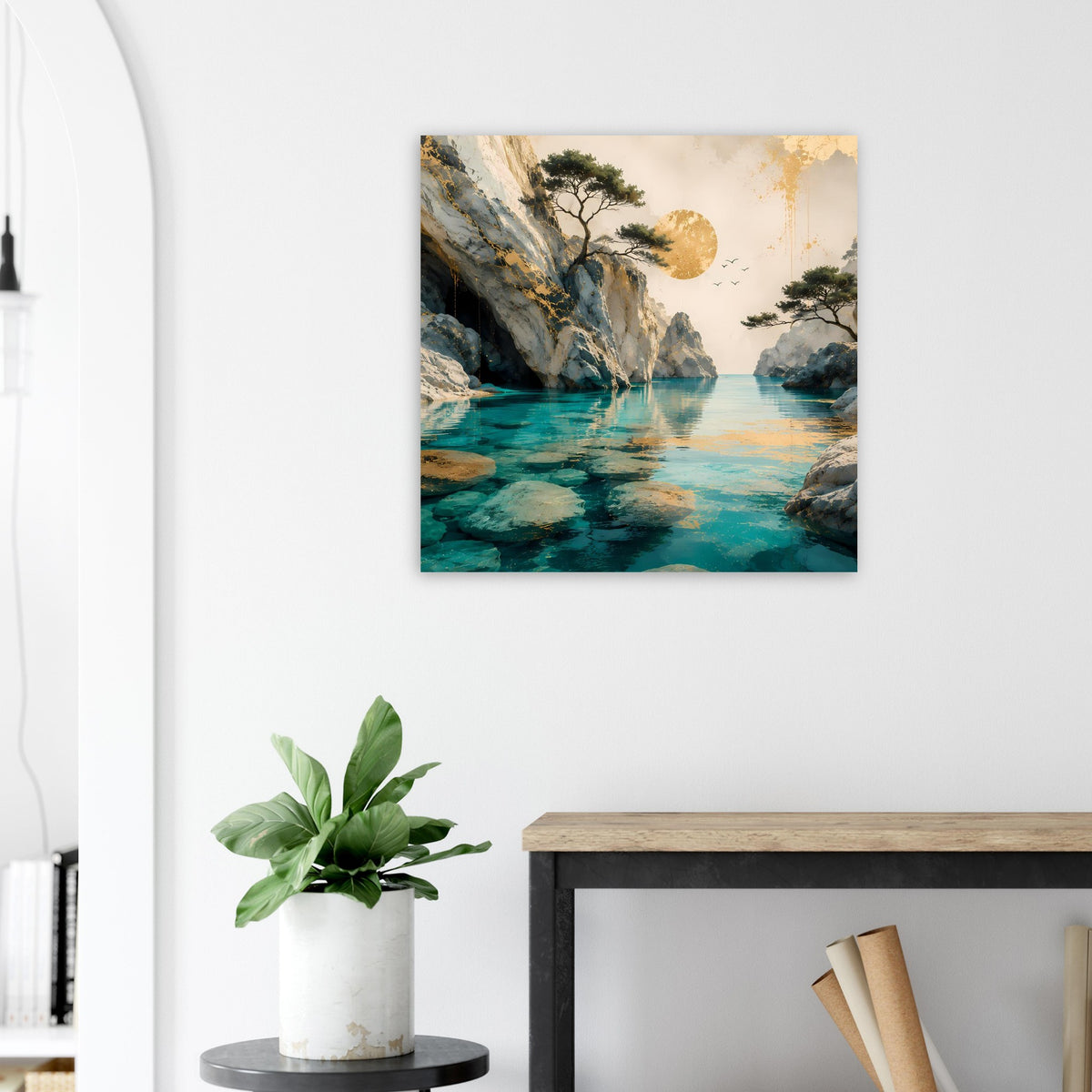 Quadratisches Wandposter Küstenlandschaft: türkisfarbenes Wasser, Felswände und Bäume, goldener Mond