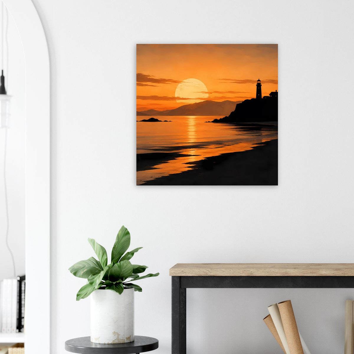 Küstenposter mit orangefarbenem Sonnenuntergang, Wasserlinie und Leuchtturm auf Klippe