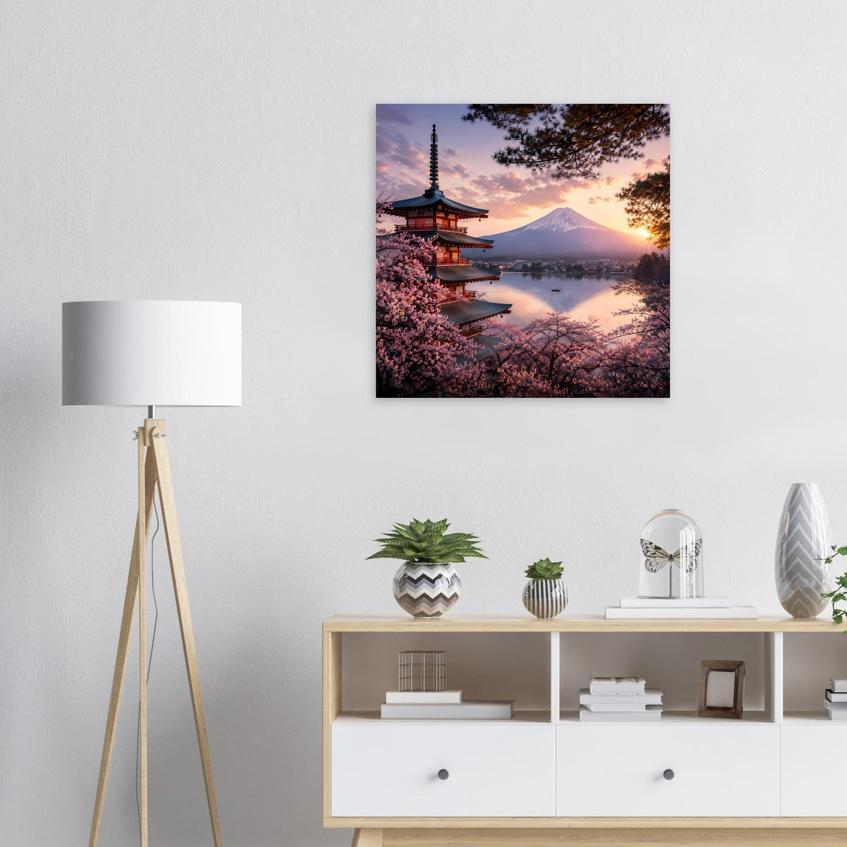 Quadratisches Poster mit japanischer Pagode und Berg im Dunst bei Sonnenuntergang