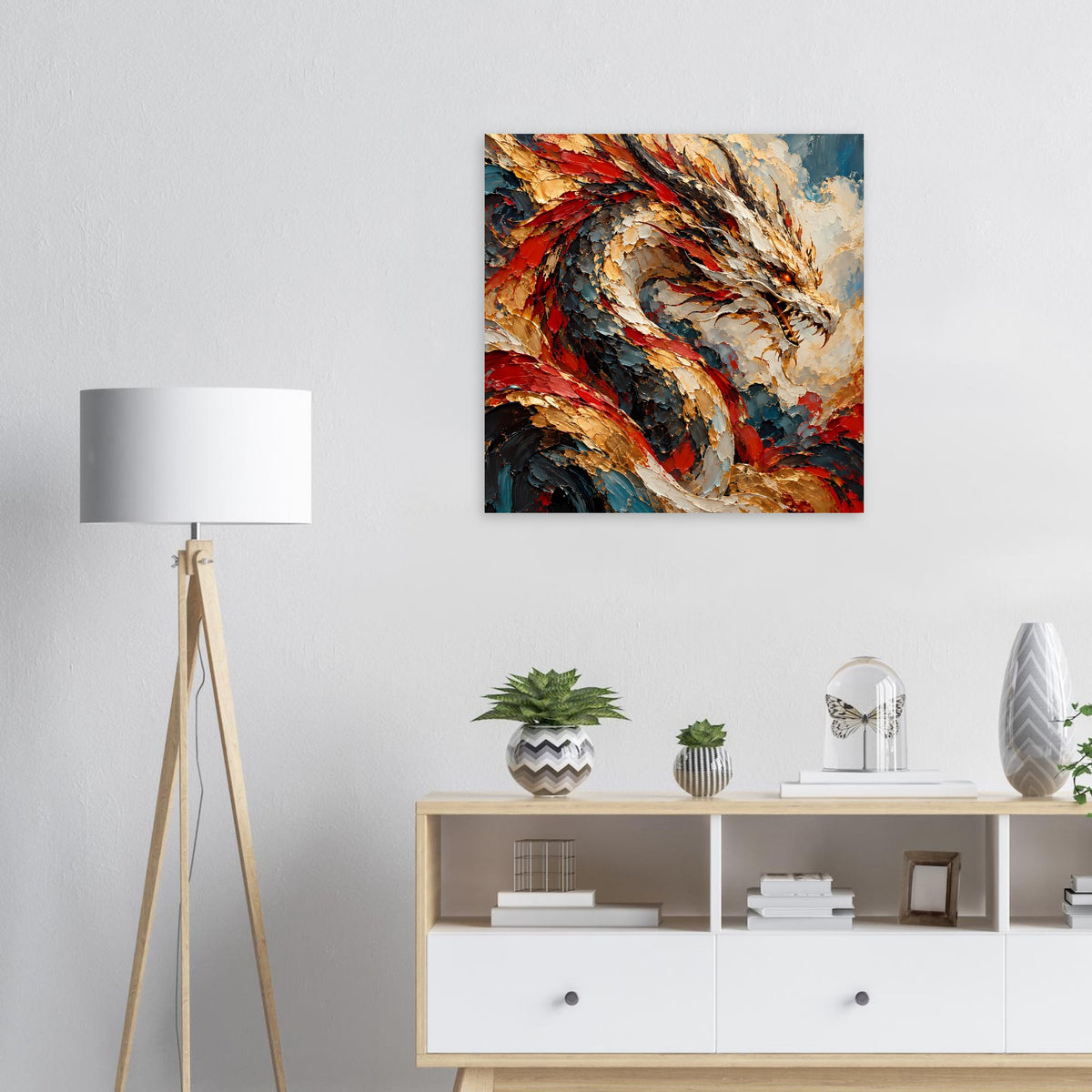 Fantasy-Poster mit feuerspeiendem Drachen in Rot und Gold, dynamische Flügelmasse