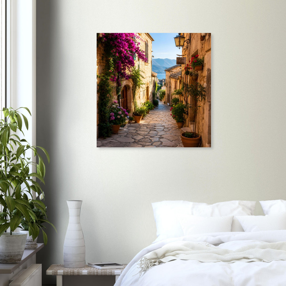 Poster mit mediterraner Gasse zwischen Häusern und violetten Blüten am Weg