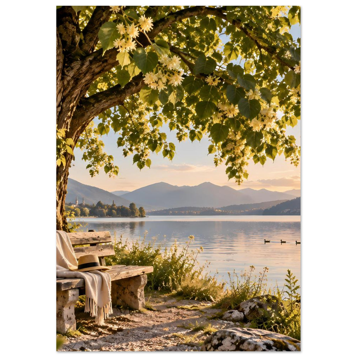 Landschafts-Porträtposter: Baumkrone über See, Sitzbank mit Decke, Berge und ruhiges Wasser