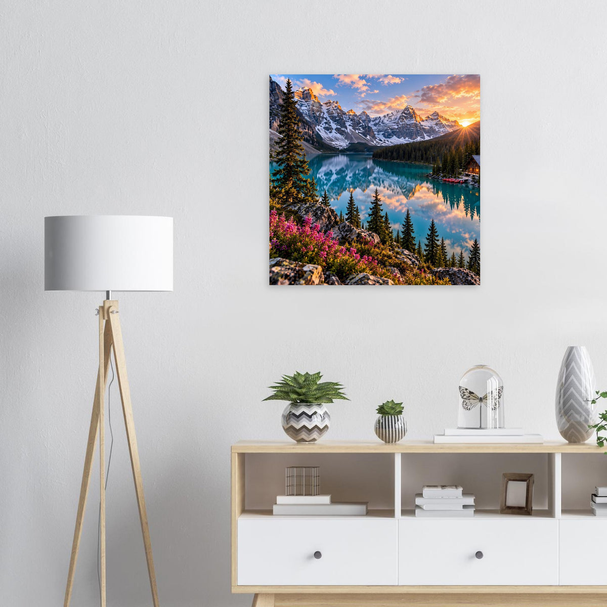 Quadratisches Wandposter: Bergsee bei Sonnenaufgang mit Tannen und bunten Blüten