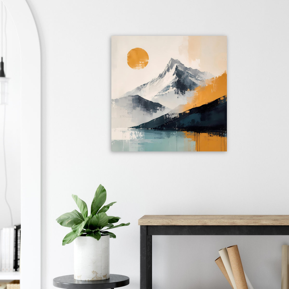 Abstraktes Berglandschafts-Poster an weißer Wand, Berge in Blau und Orange