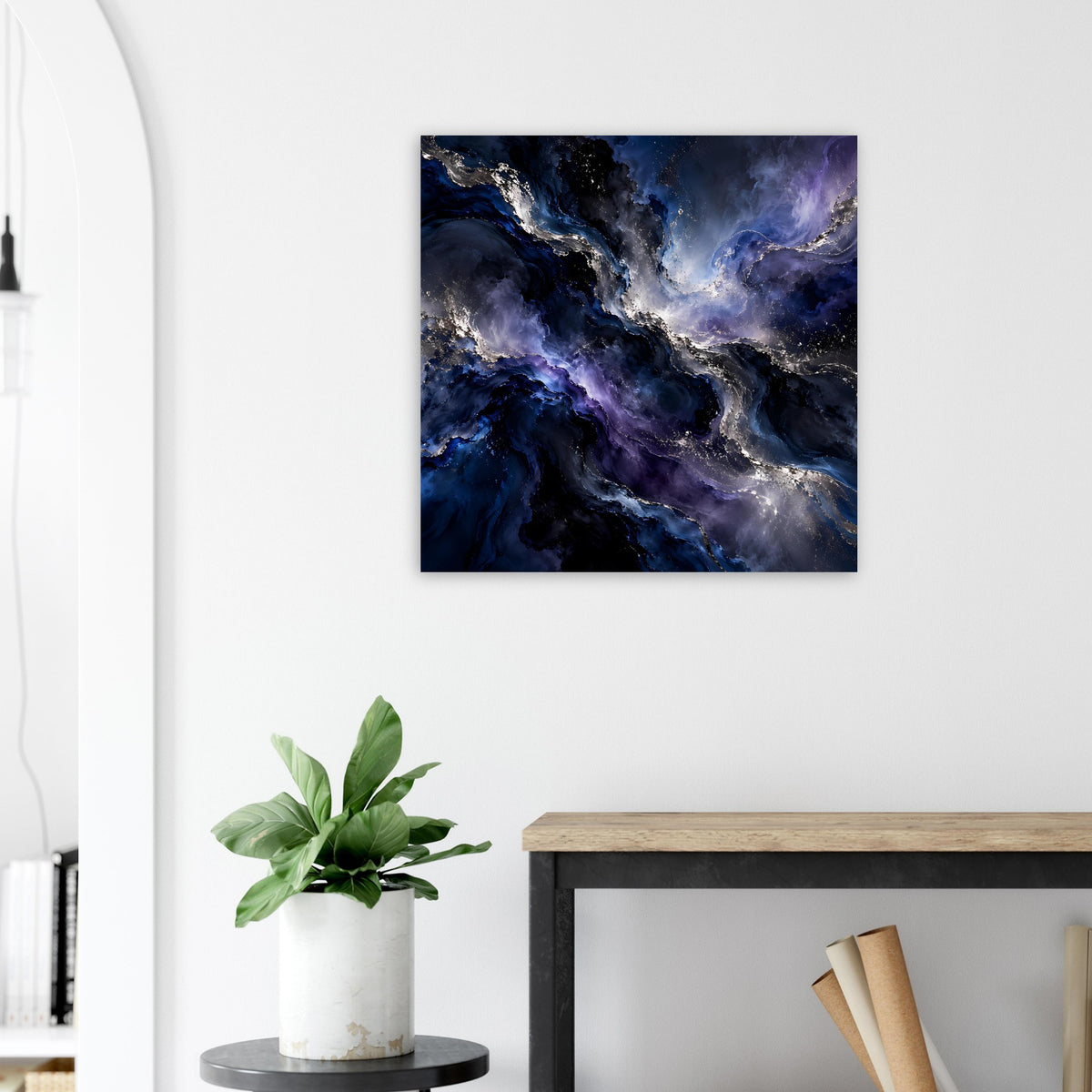 Quadratisches Weltraum-Poster mit dunklem Blau, silbernen Wolken und hellen Fadenmustern.