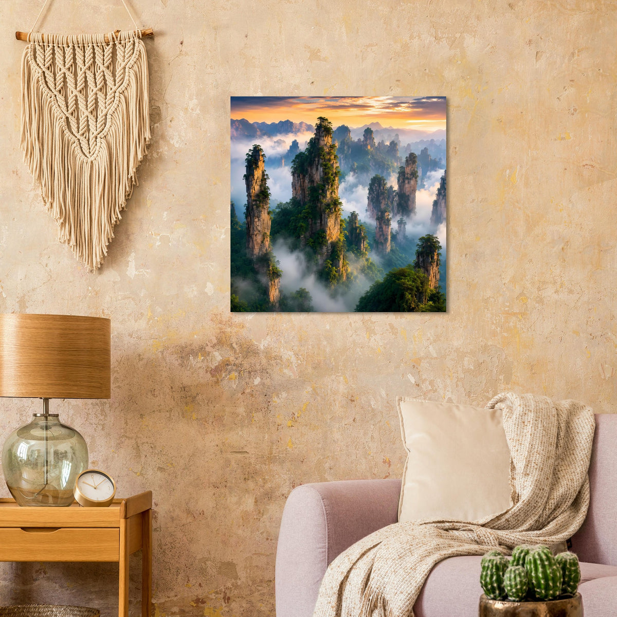 Quadratisches Poster mit mystischer Bergkulisse, Nebelschwaden und goldenem Sonnenaufgang