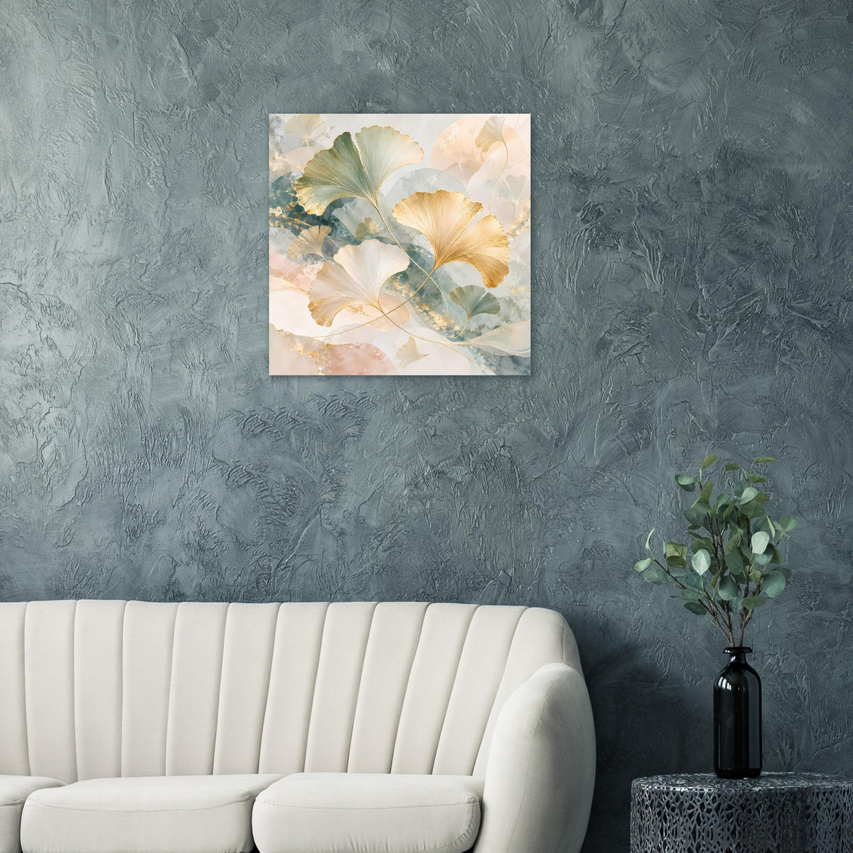 Gerahmtes Poster mit Ginkgo-Blättern in Pastellgrün und Beige mit Goldakzenten