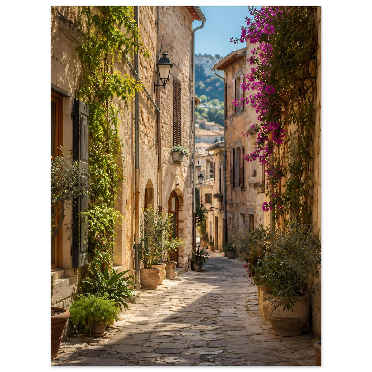 Kunstposter im Hochformat: Gasse zwischen Steinhäusern mit Pflanzen und lila Blüten