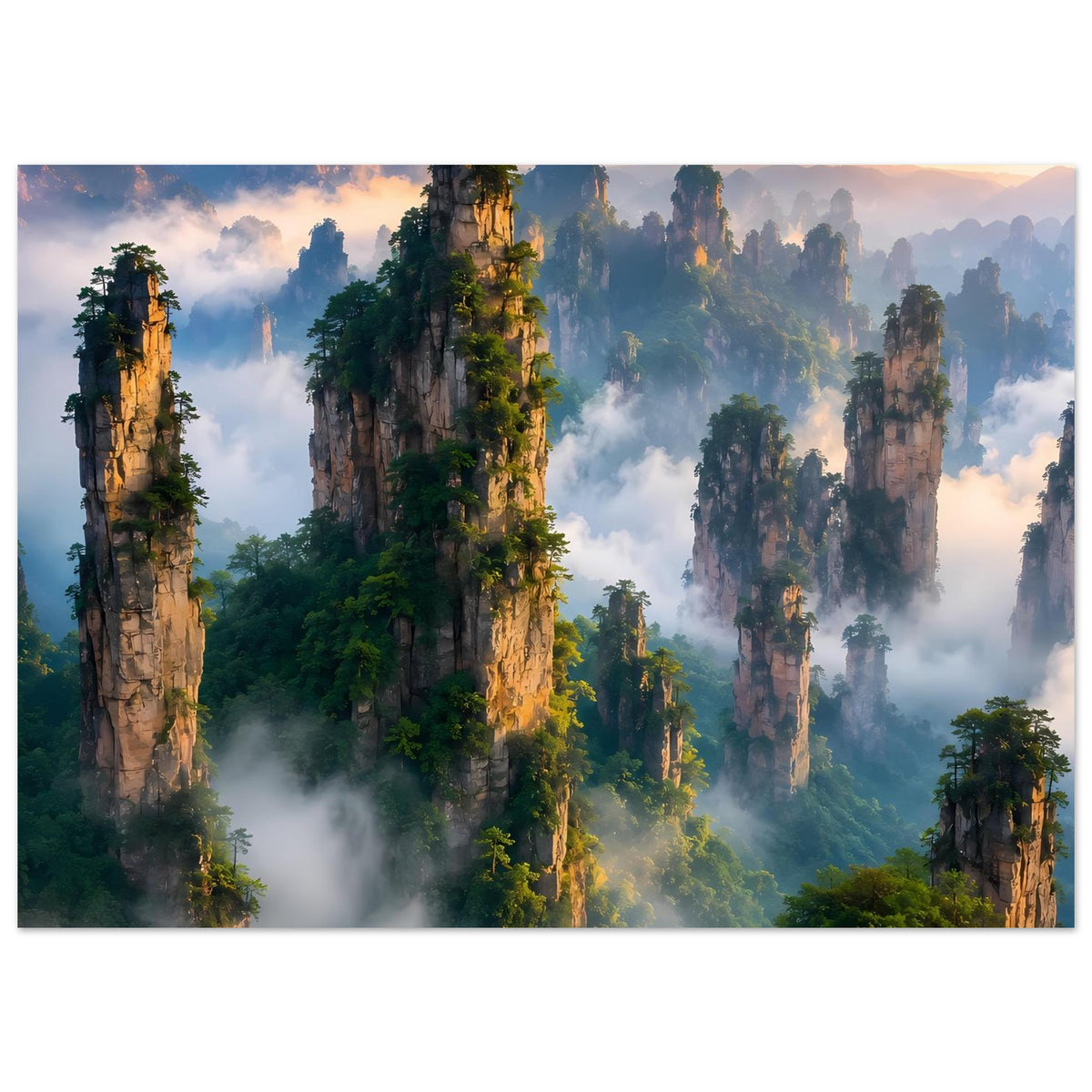 Horizontales Poster: neblige Bergwelt mit hohen Felsnadeln und warmem Abendhimmel