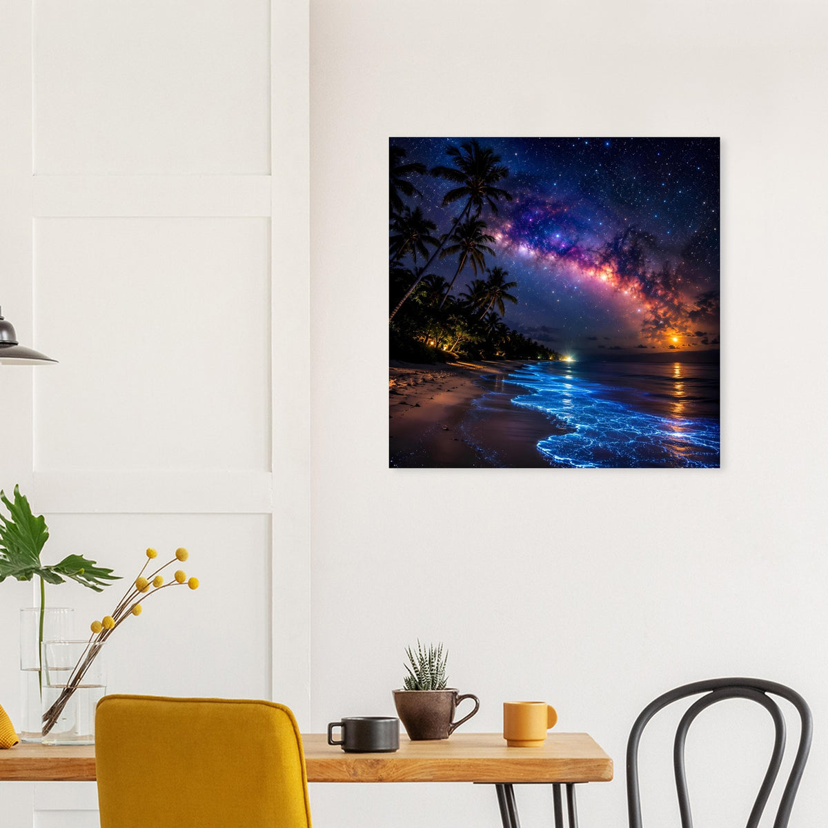 Poster mit tropischem Strand bei Nacht, Sternenhimmel und blau leuchtender Küste
