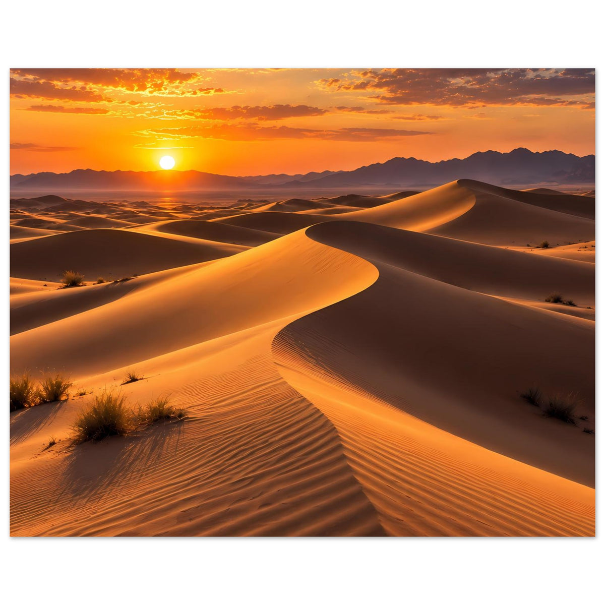 Horizontales Poster mit Sanddünen, goldene Sonne am Horizont bei Sonnenuntergang