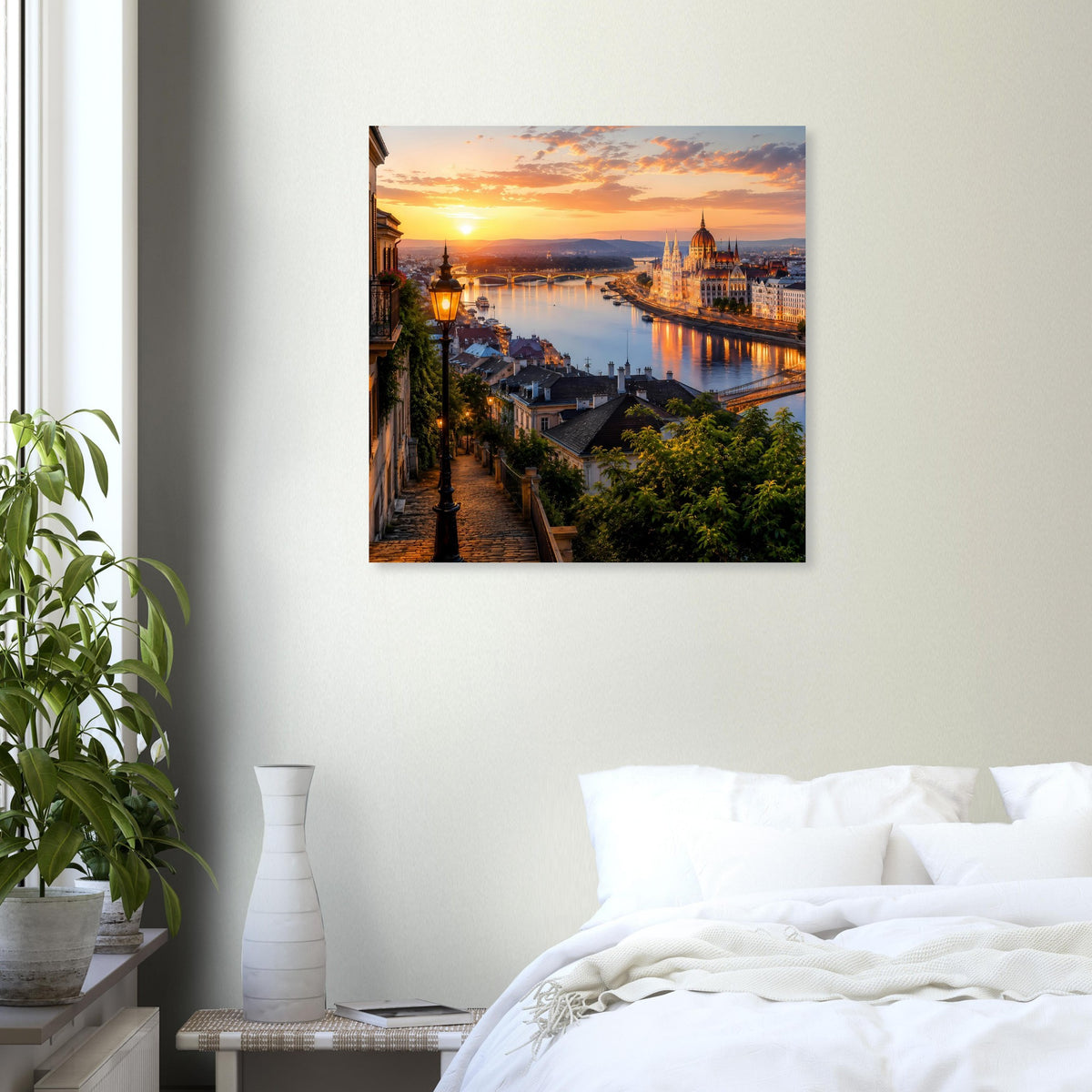 Quadratisches Poster mit Abendhimmel über Fluss und Skyline, gerahmt an weißer Wand