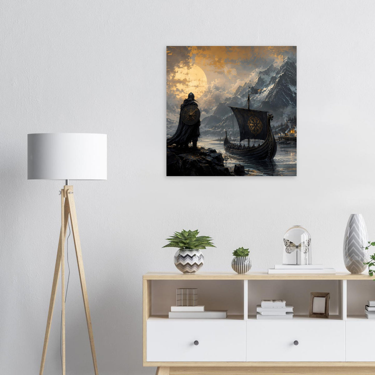 Wandposter mit Wikingerkrieger am Fjord, Drachenboot und Bergen unter hellem Abendhimmel