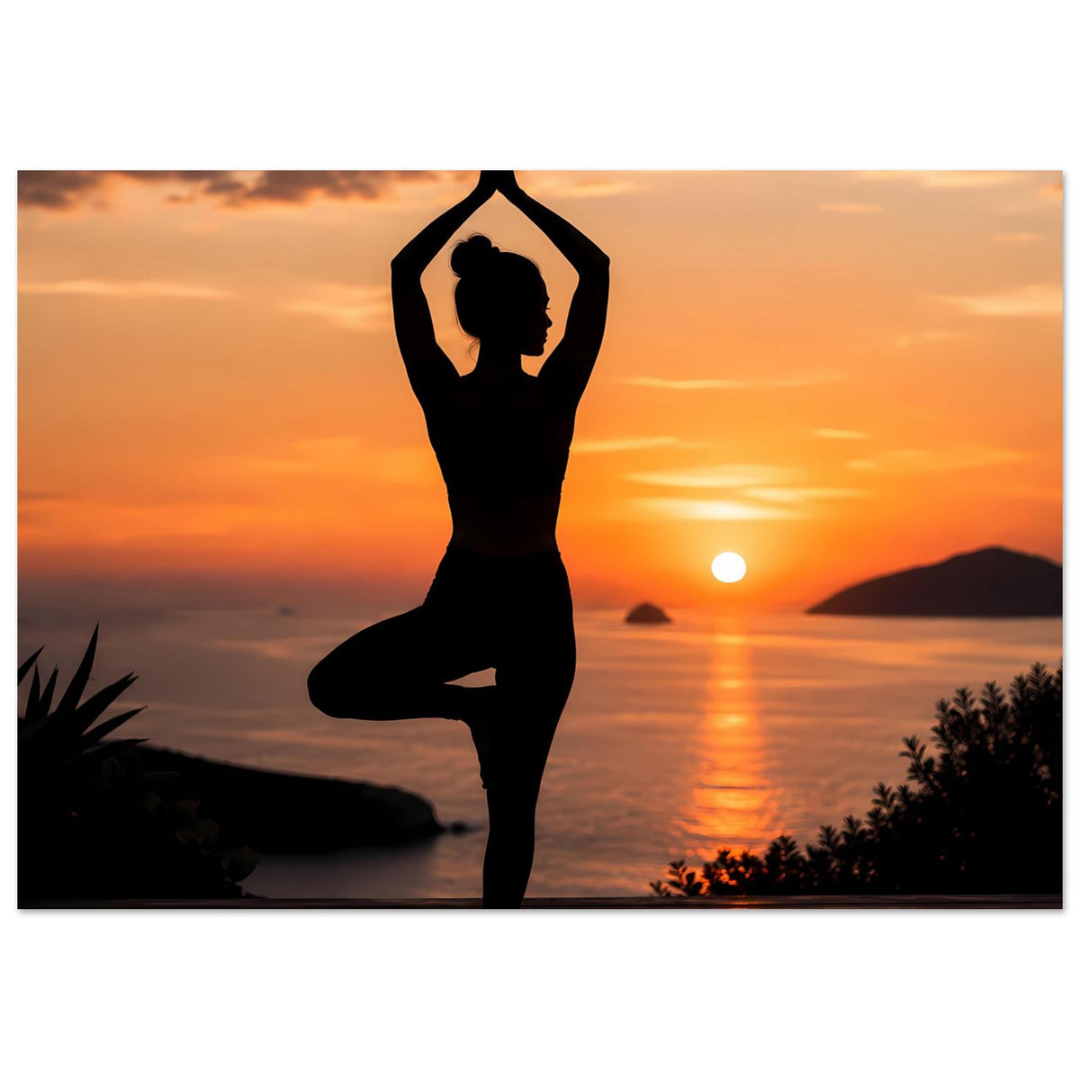 Yoga-Poster im Querformat: Meditierende Silhouette mit erhobenen Armen vor Sonnenreflexen.