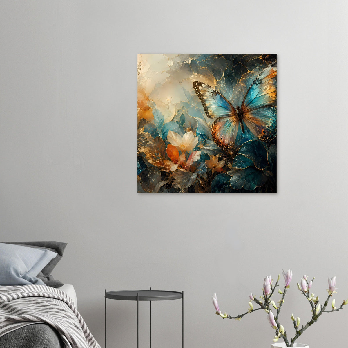 Kleines Poster mit Schmetterling und Blüten auf hell er Wand, warmes Blau und Gold