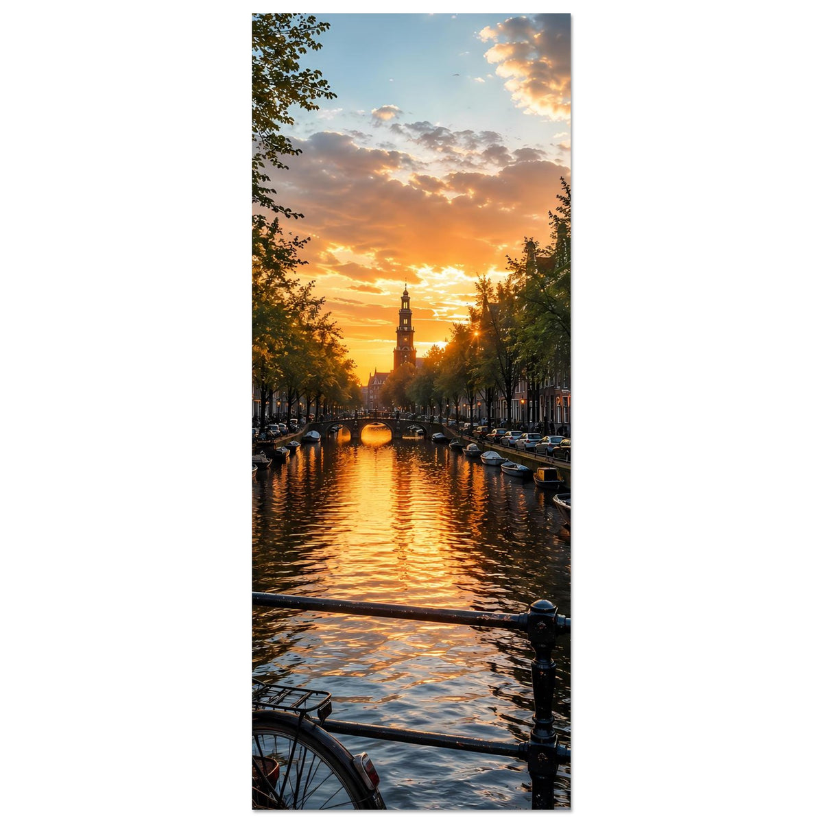 Hochformat-Poster: Sonnenuntergang über dem Kanal, Fahrräder am Geländer