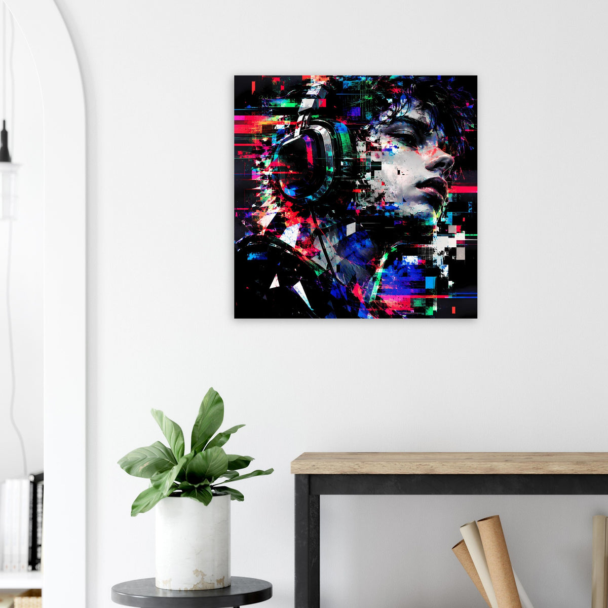 Quadratisches Kunstposter mit futuristischem Gesicht, Kopfhörer-Glitch und Farbstreifen