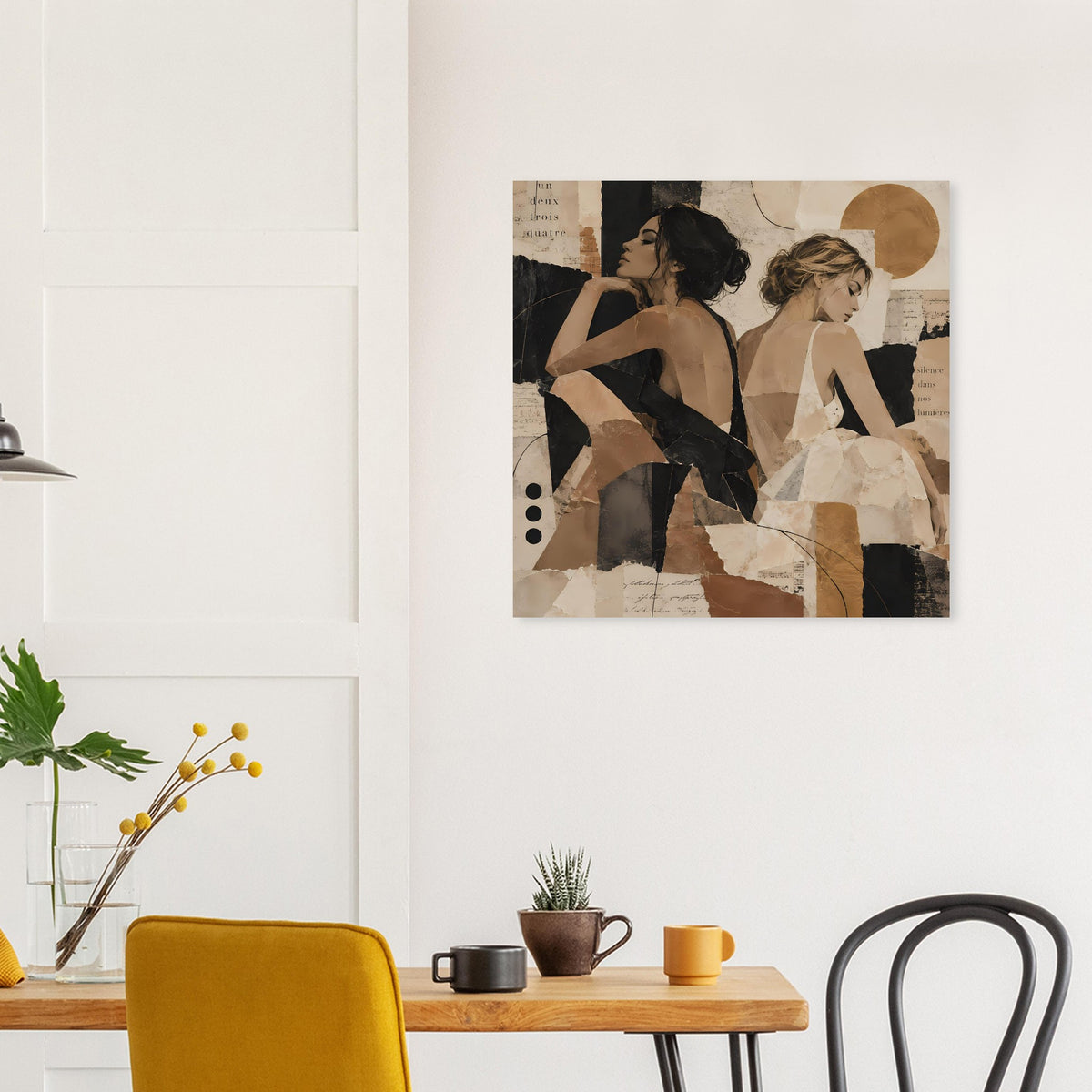 Collage-Poster, quadratisch: zwei Frauen in warmen Erdtönen, Schwarz/Beige mit goldfarbenem Kreis.