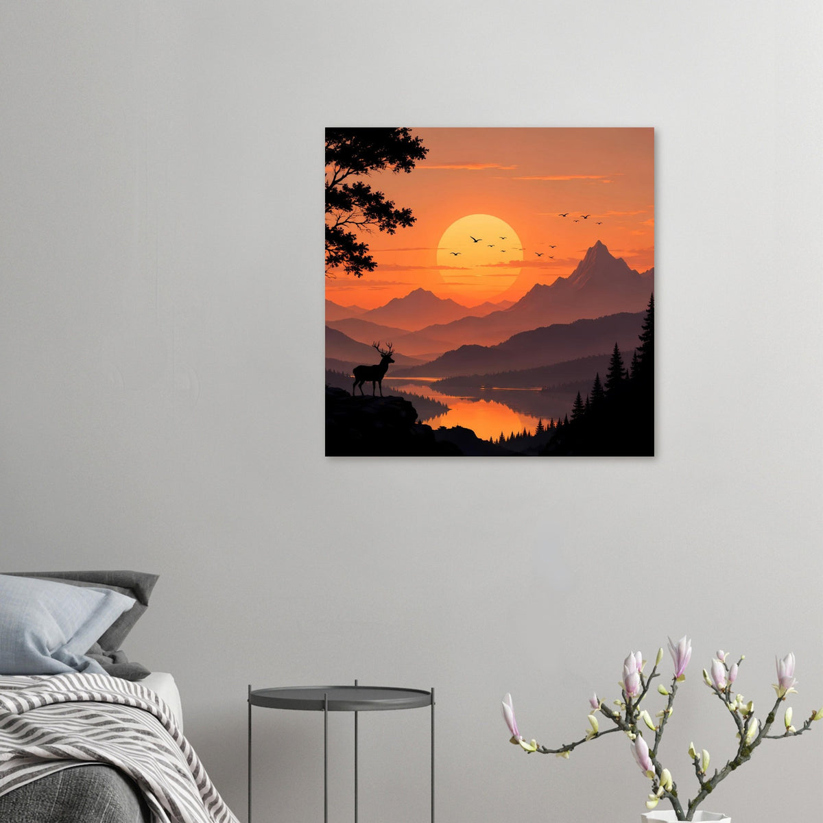 Kleines quadratisches Poster mit Sonnenuntergang, großer Sonne, Hirschsilhouette und Berglandschaft