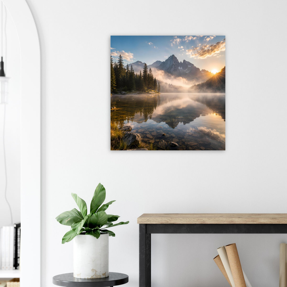 Gerahmtes Poster mit Bergsee, Wolkenhimmel und spiegelnder Wasseroberfläche.