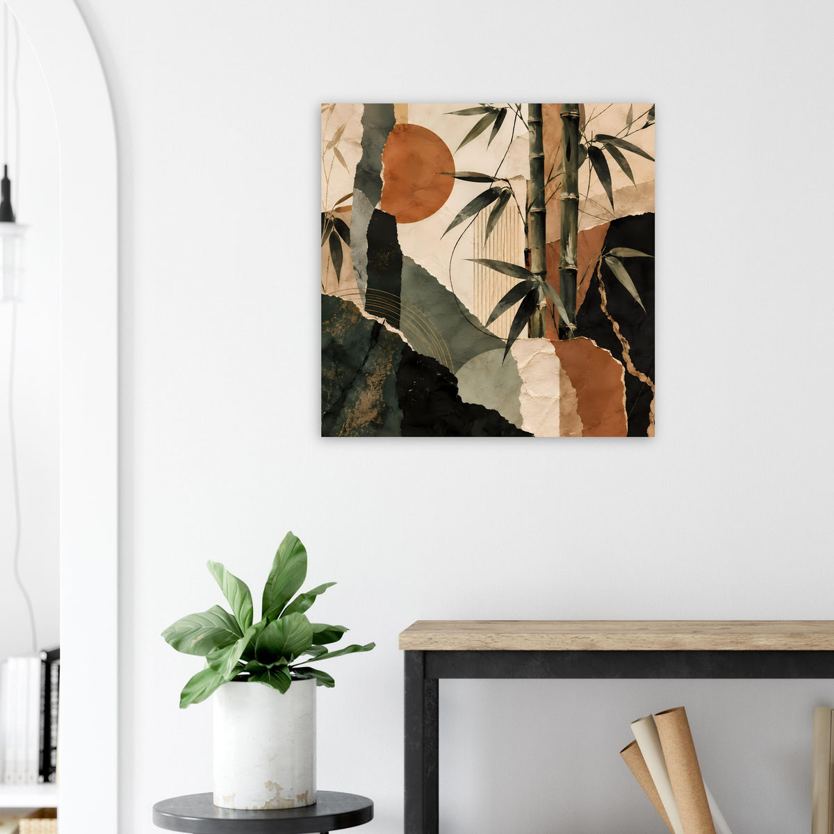 Quadratisches Wandbild: abstrakte Bambusblätter in matten Erdtönen, gerahmt.