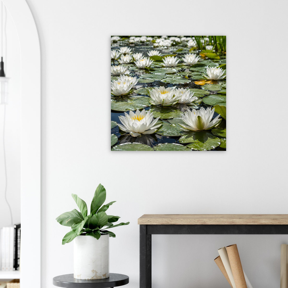 Quadratisches Poster mit weißen Seerosenblüten auf Wasser und grünen Seerosenblättern