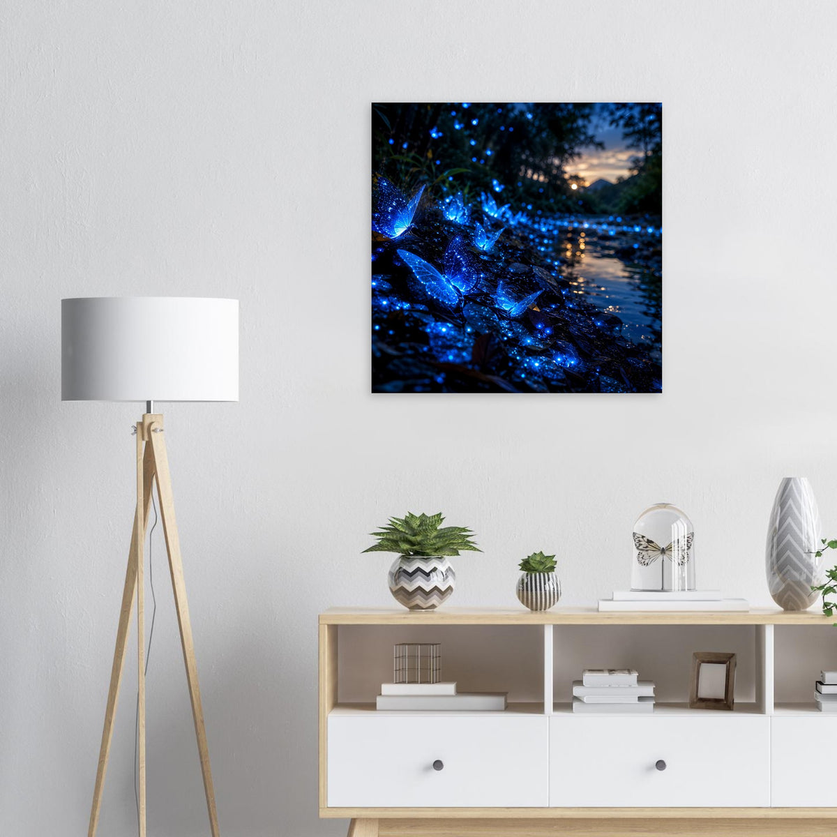 Quadratisches Wandposter mit blau leuchtenden Schmetterlingsflügeln und funkelndem Glanz