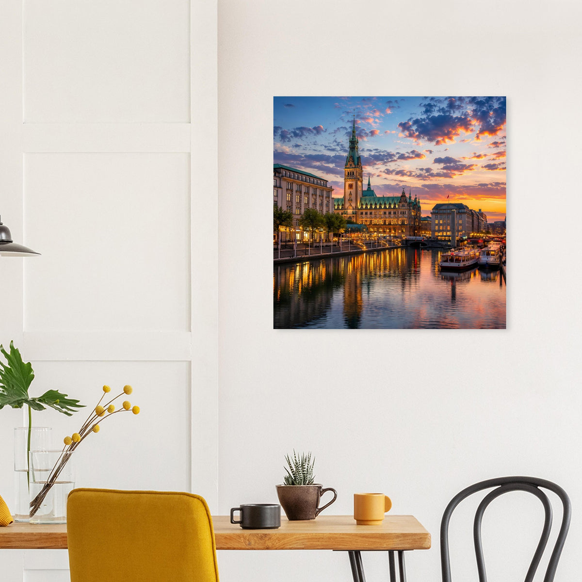 Quadratisches Wandbild im schwarzen Rahmen mit Skyline bei Sonnenuntergang und Wasserreflexion