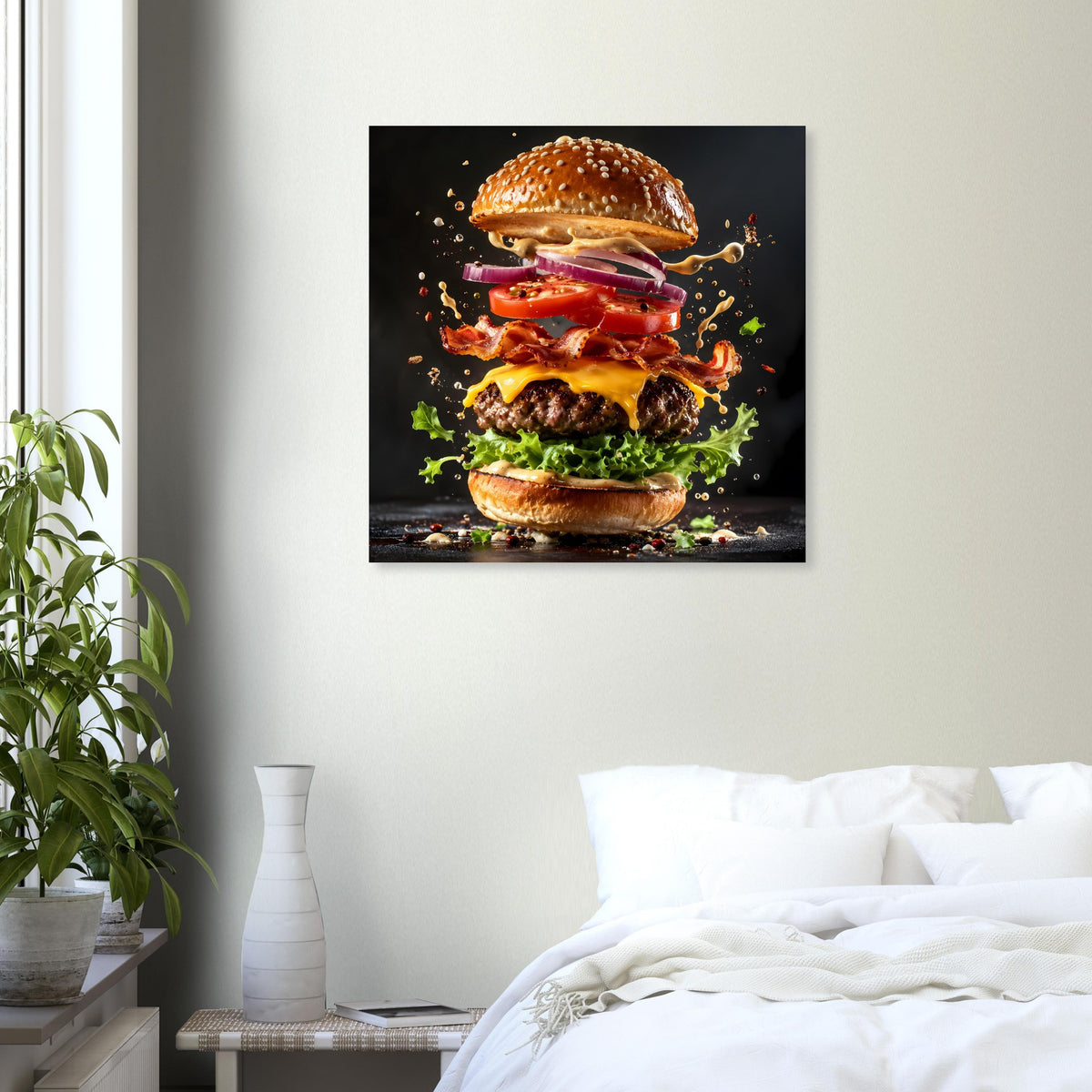 Gerahmtes Poster mit Burgerbild: saftiger Burger gestapelt, mit Farbpartikeln im Hintergrund