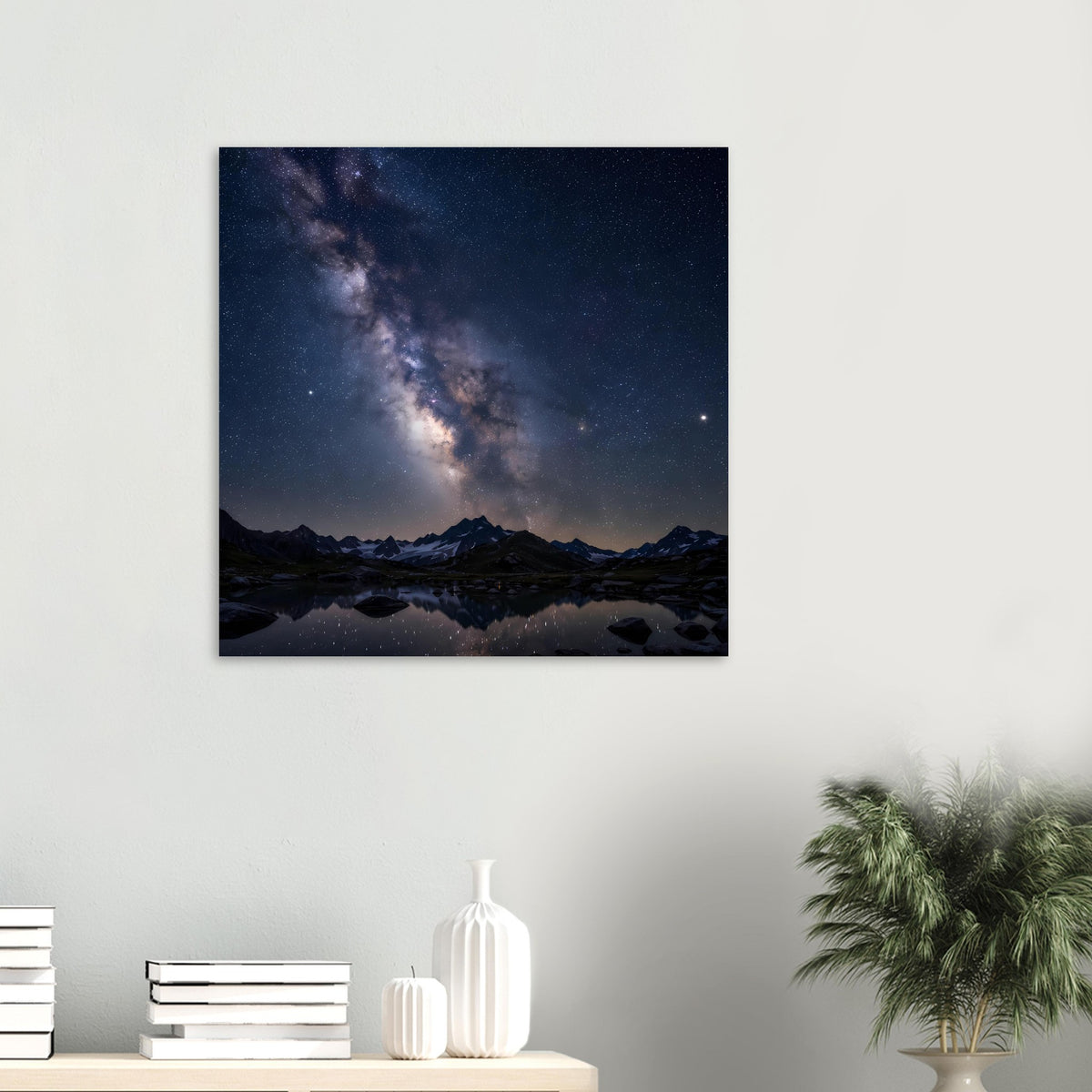 Quadratisches Wandposter mit Sternenhimmel und Milchstraße über einer Berglandschaft bei Nacht