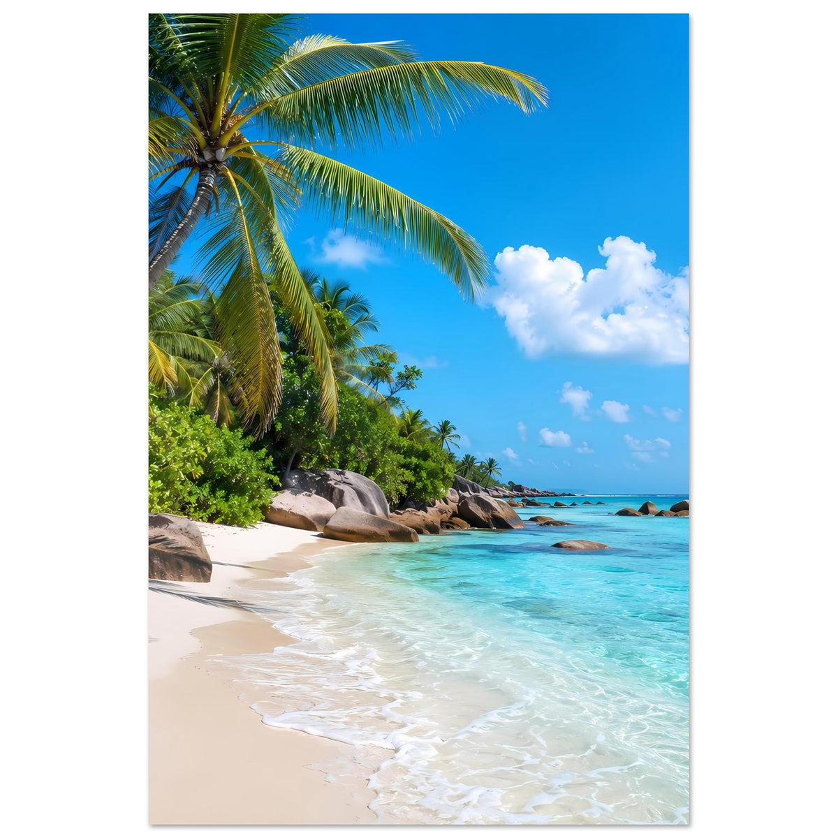 Strandposter im Hochformat mit Palmen, türkisblauem Meer und Felsen am Strandrand.