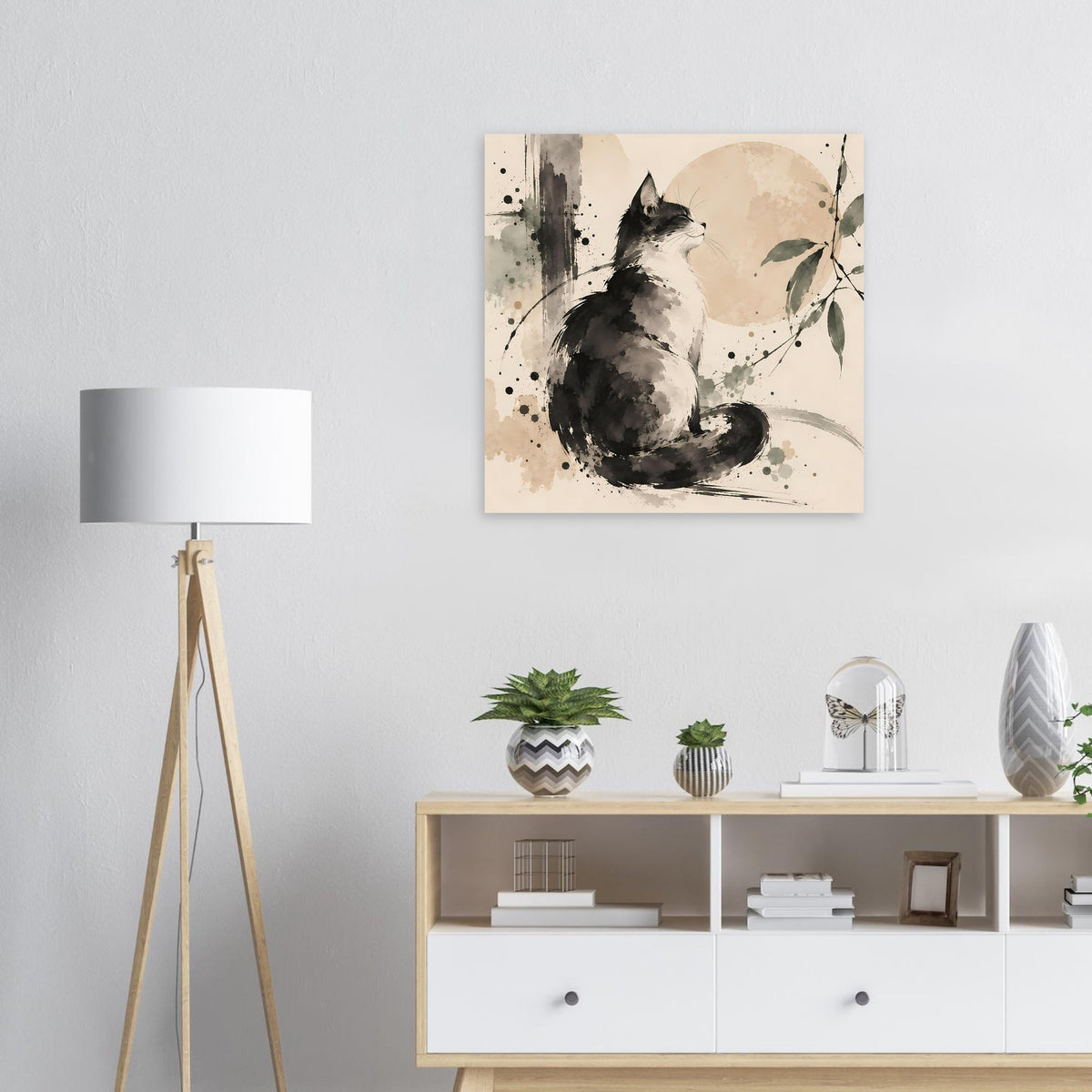 Wandposter mit Aquarell-Katze in Schwarz, beiger Hintergrundkreis und Blätter