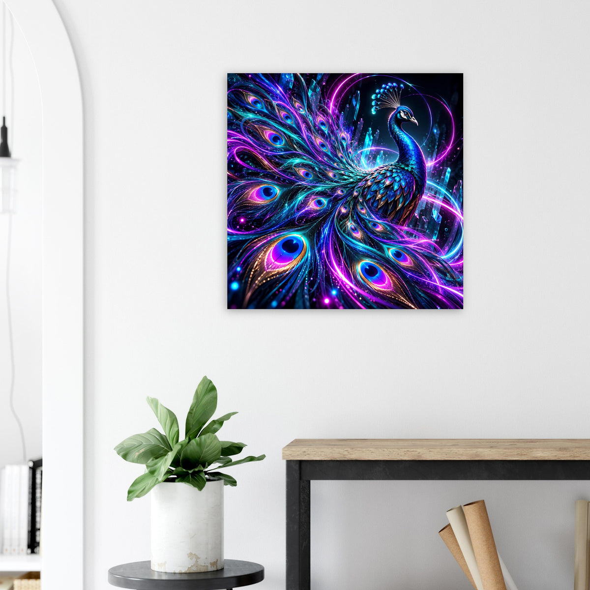 Quadratisches Poster: leuchtender Pfau mit Neonoptik und violetten Farbsäumen