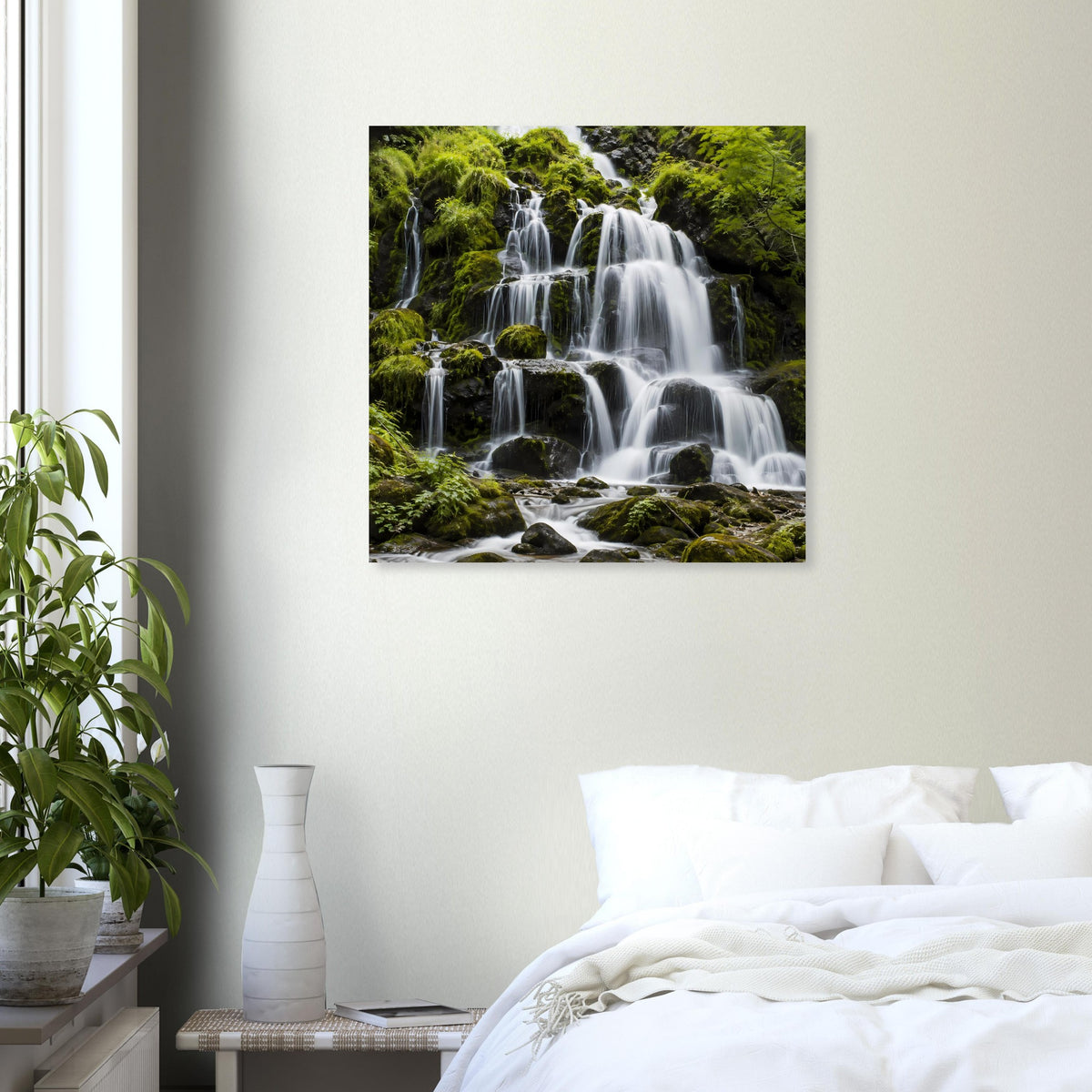 Wasserfall-Poster mit Stromschnellen und dichtem Moos im satten Grünton.