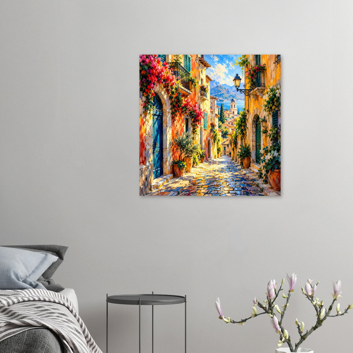 Kleines Poster mit mediterraner Gasse, bunten Fassaden und Blumen an den Fenstern