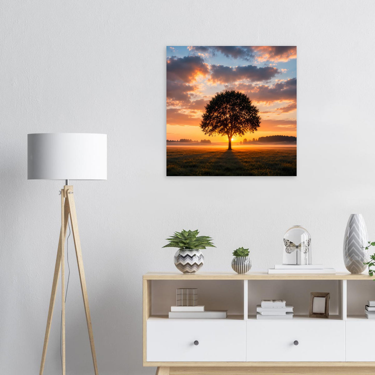 Quadratisches Poster mit einsamem Baum vor orangefarbenem Himmel, schwarzer Rahmen