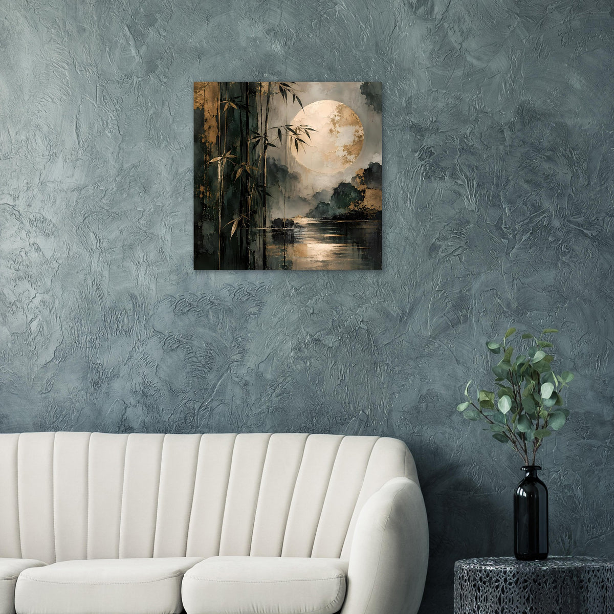 Gerahmtes Poster mit Bambuslandschaft, dunkles Grün und goldener Mond auf blauer Wand