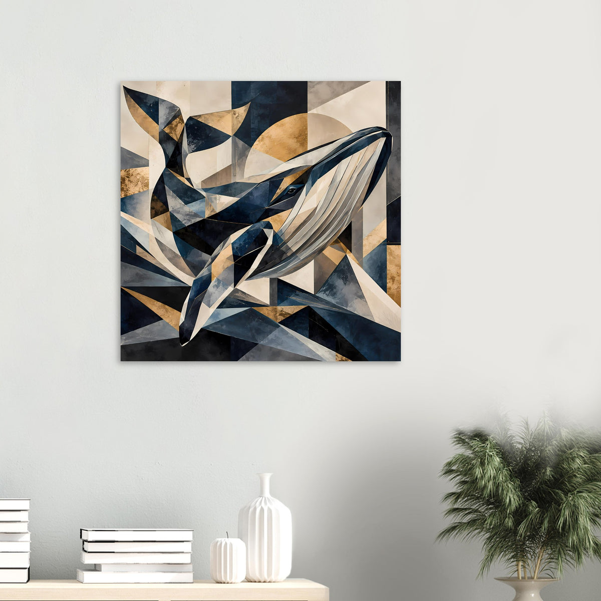 Geometrisches Wal-Artwork als Poster, quadratisches Wandbild mit stilisierten Flächen in Blau und Gold