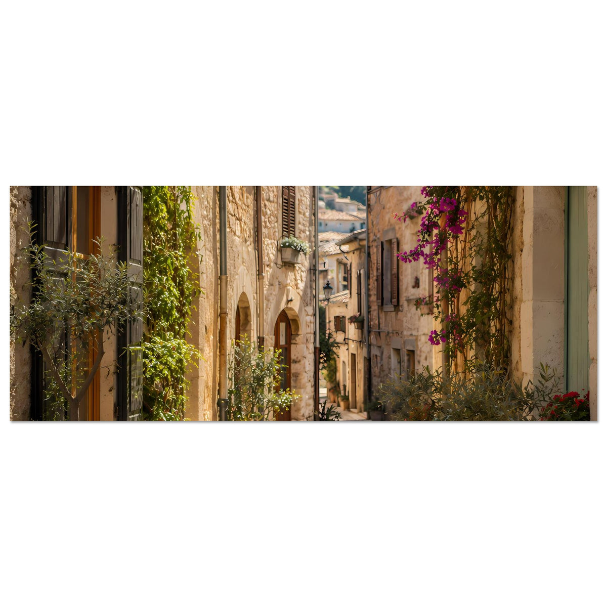 Mediterranes Poster im Querformat mit Gasse zwischen Steinbauten, Pflanzen und violetten Blüten