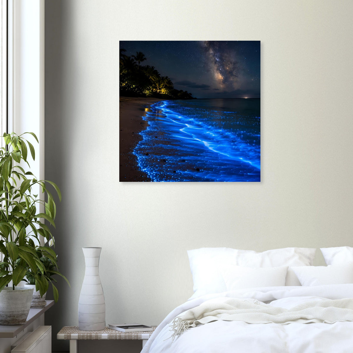 Quadratisches Poster mit blau leuchtender Wasserlinie und dunkler Küste, im schwarzen Rahmen