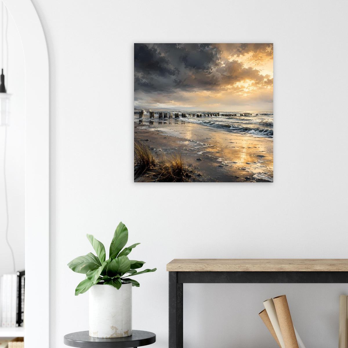Quadratisches Strandbild mit Sonnenuntergang am Meer, Steg, Wellen und dunklem Rahmen.