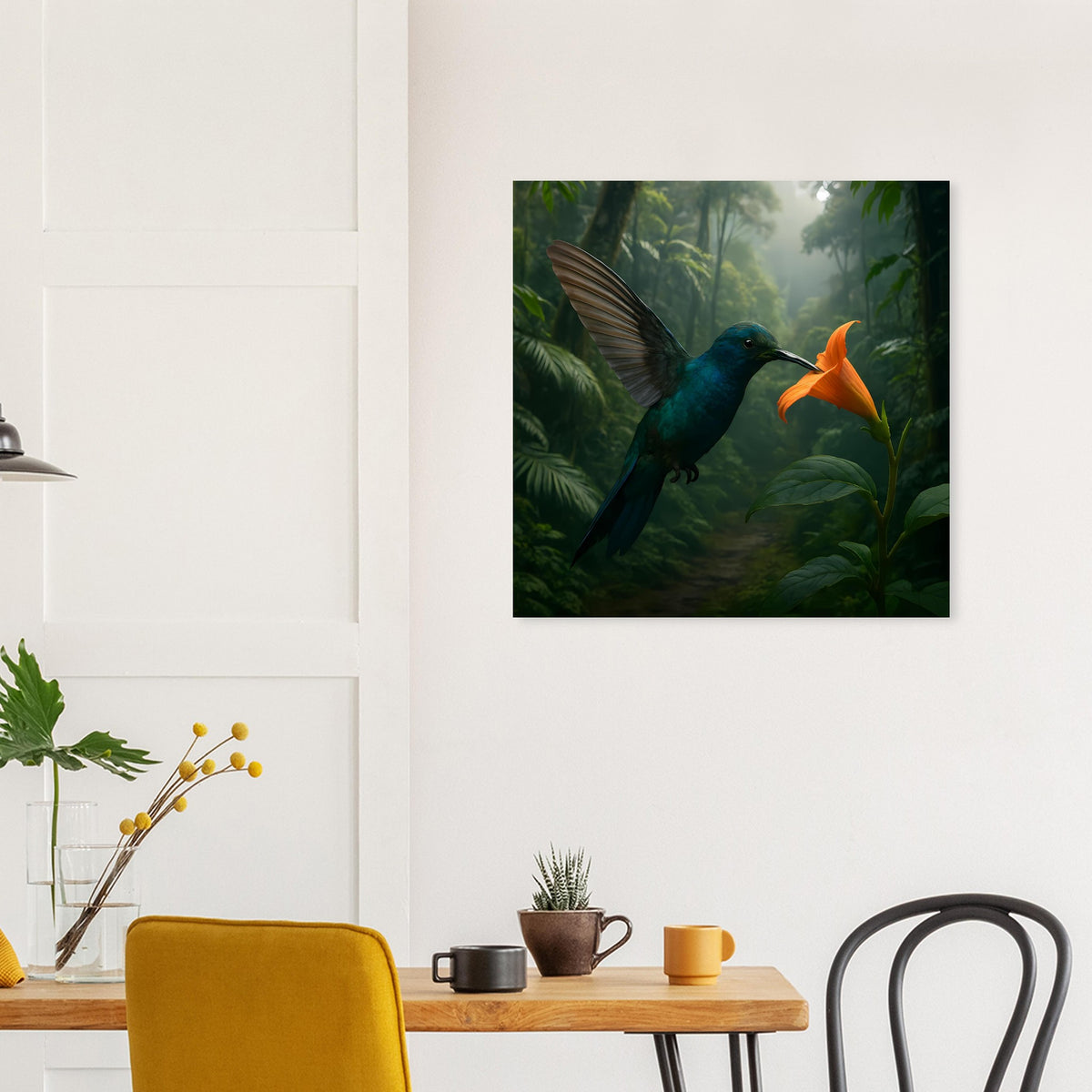 Dschungel-Poster: blauer Vogel mit ausgebreiteten Flügeln, orangefarbene Blüte im Dickicht